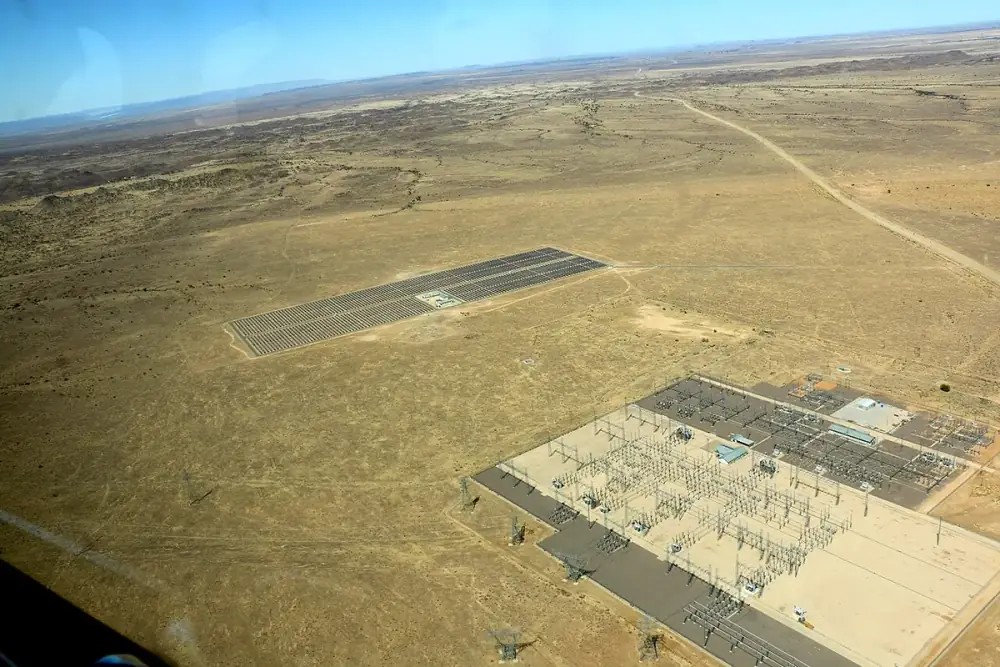 Usina solar e subestação de alta tensão