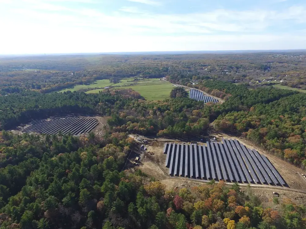 Vista aérea de áreas com usinas solares