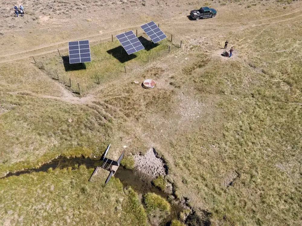 Painéis solares em área rural vistos do alto